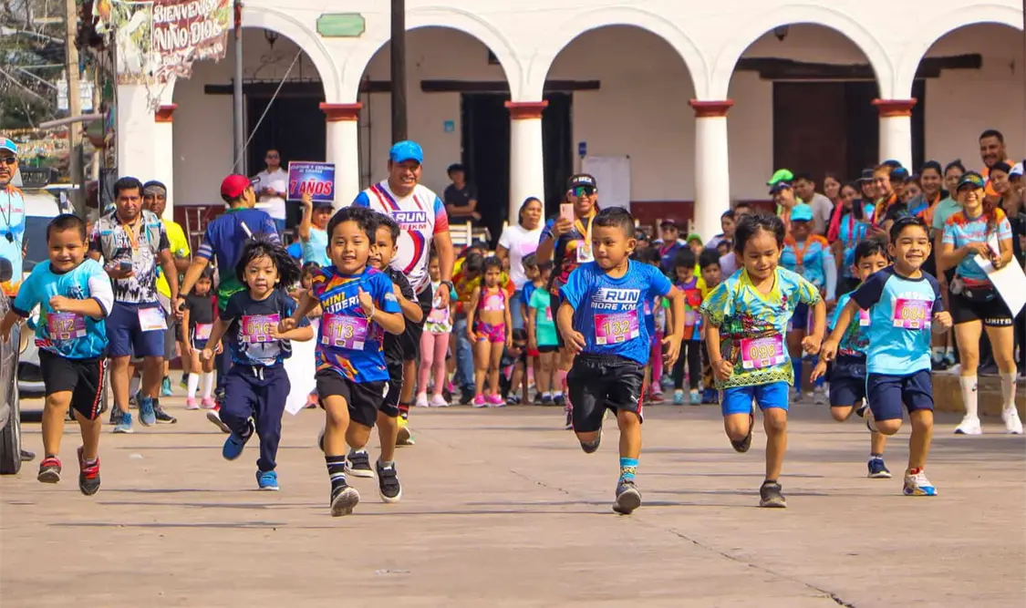 Los pequeños también tuvieron su momento de diversión durante la Carrera de Aniversario. Alan Pola/CP