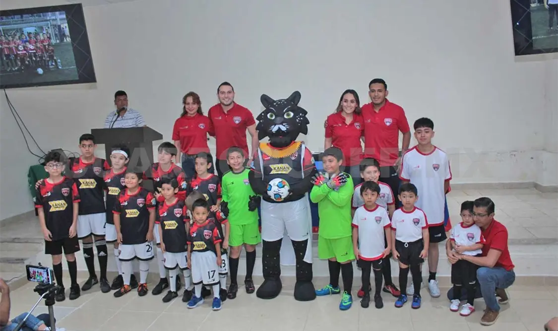 Estudiantes presenta nuevo uniforme