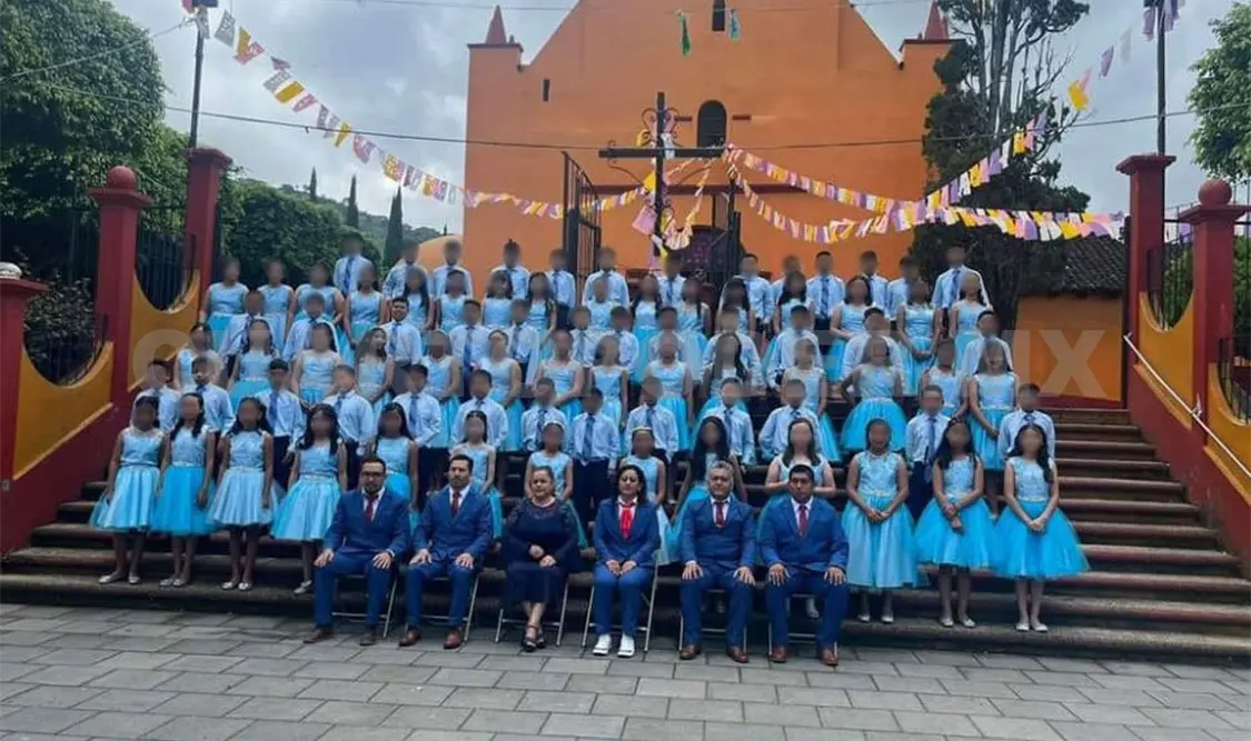 Amadrina Leticia Albores generación de alumnos