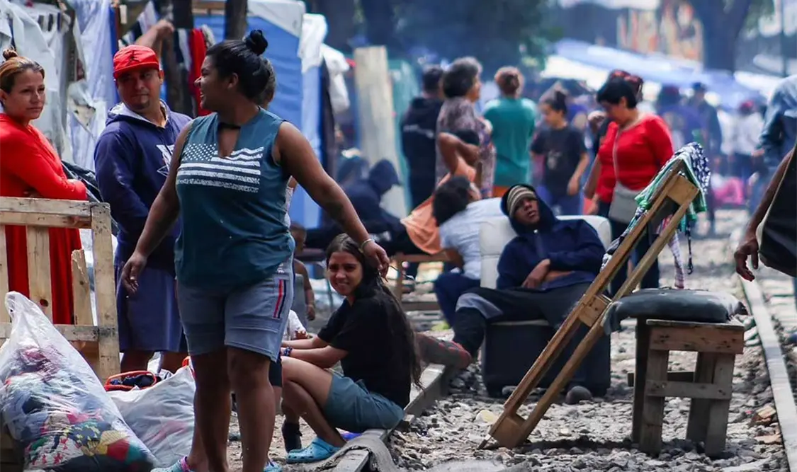 Decenas de migrantes se han apropiado de las vías