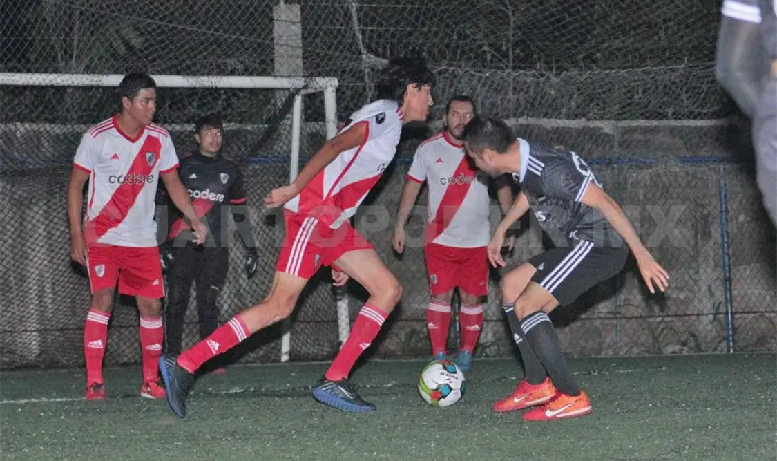 El juego se celebró la noche del viernes en la cancha número 2 de la Cueva del Tigres. Alan Pola/CP