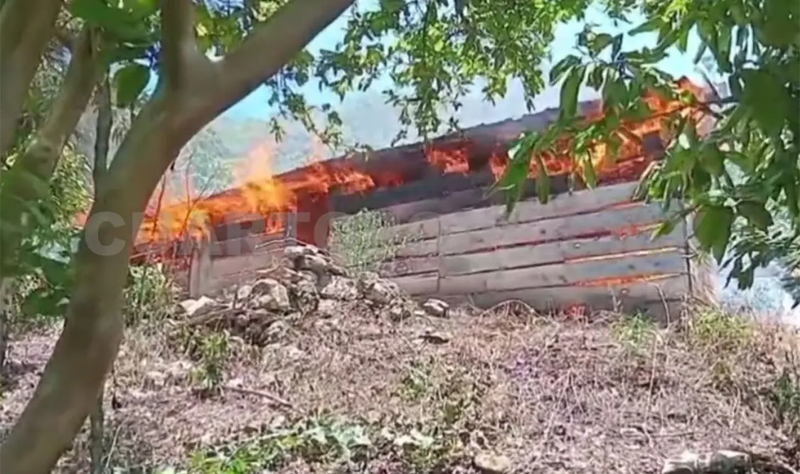 Reportan incendio de tres casas en Pantelhó