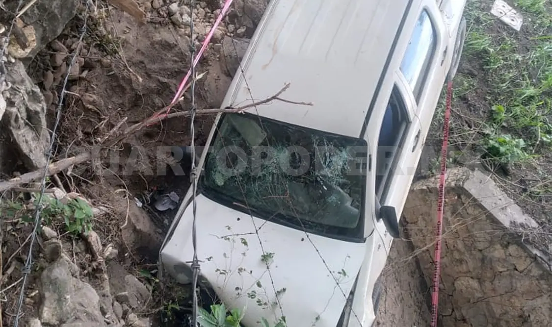 Resultan con fracturas al salir de la vía