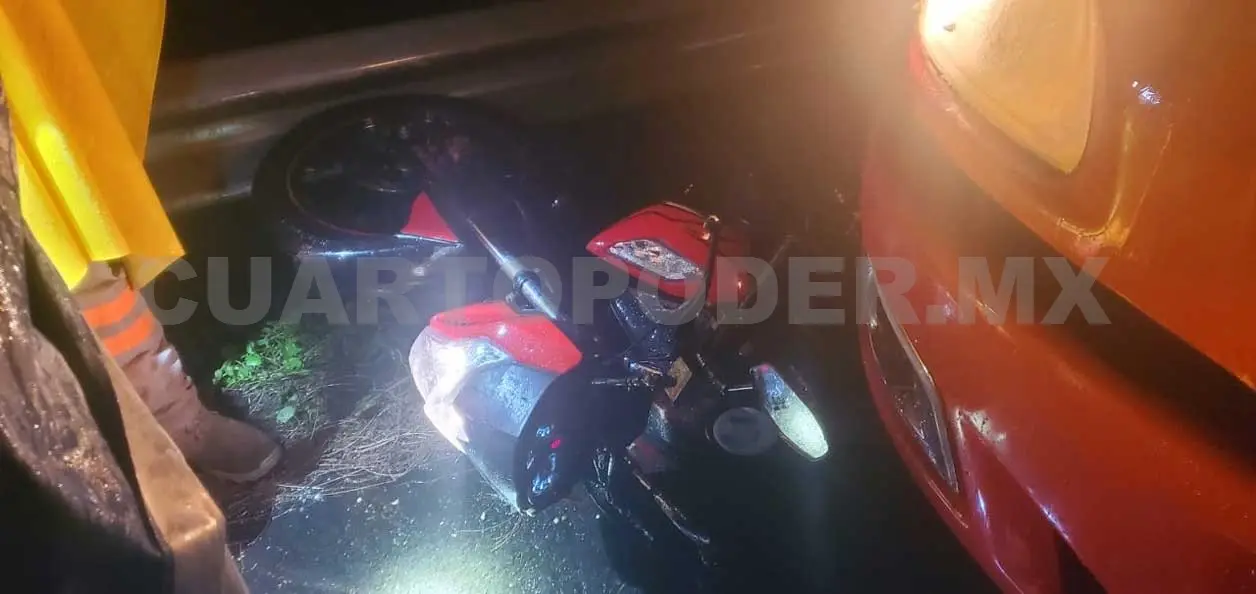 Tráiler impacta a motocicleta; pierde la vida una mujer