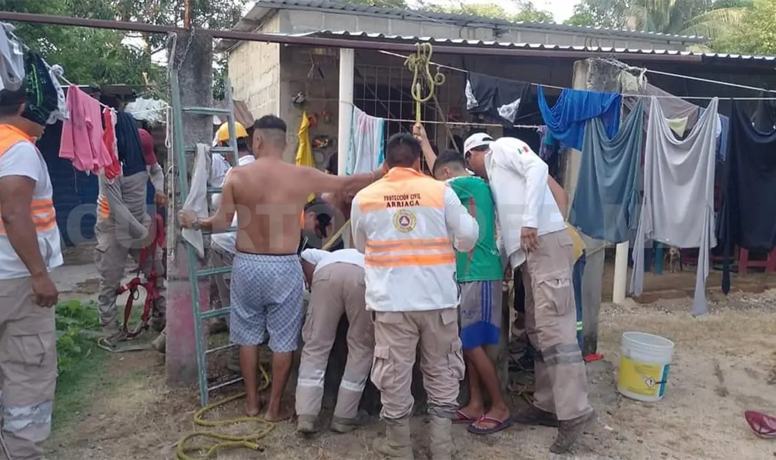 Rescatan a abuelo y a su nieto al caer en un pozo