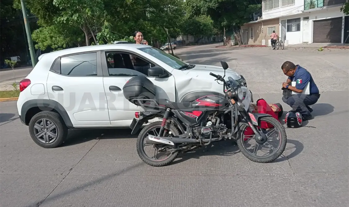 No hace alto total y atropella a un motociclista