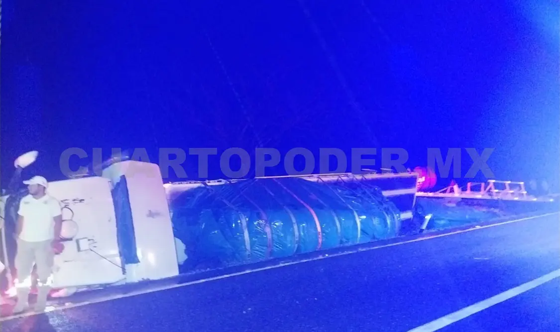 Tráiler sale del camino y el chofer se da a la fuga