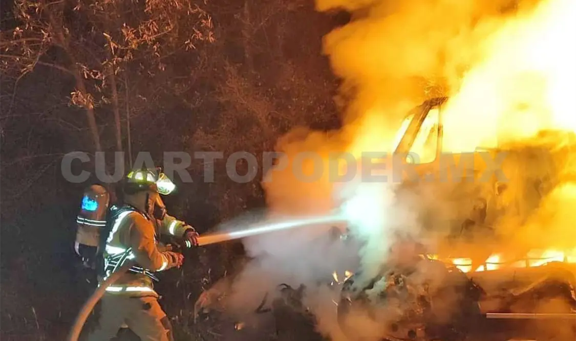 Tractocamión se incendia y queda calcinado el cofre