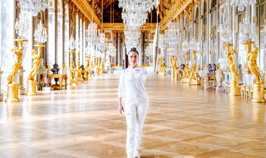 Salma Hayek porta la antorcha olímpica