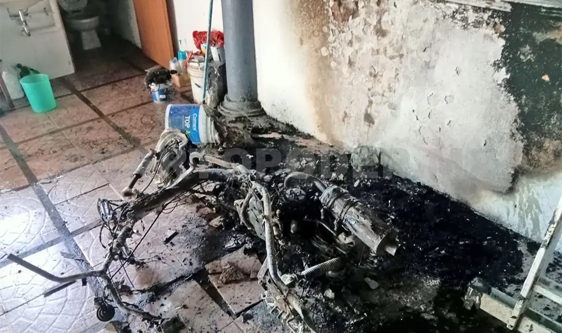Se quema una motocicleta en el interior de una vivienda