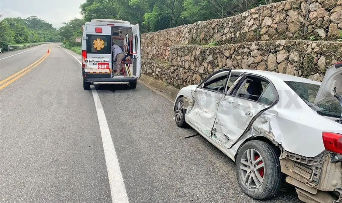 Familia sufre percance carretero