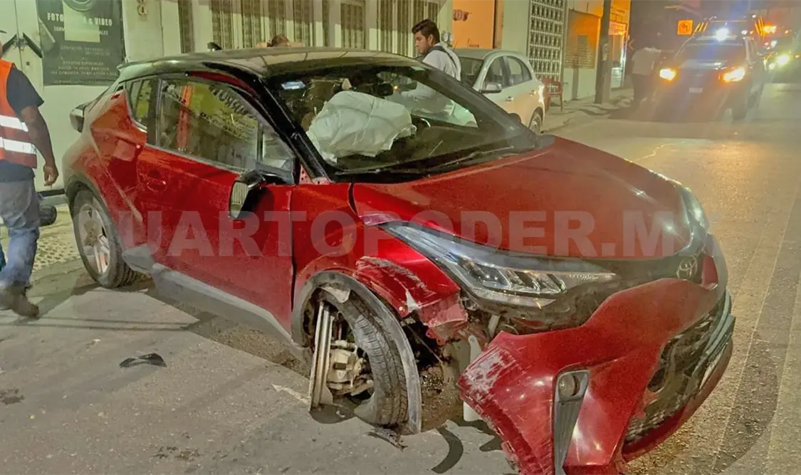 Veloz auto se estrella contra poste de CFE