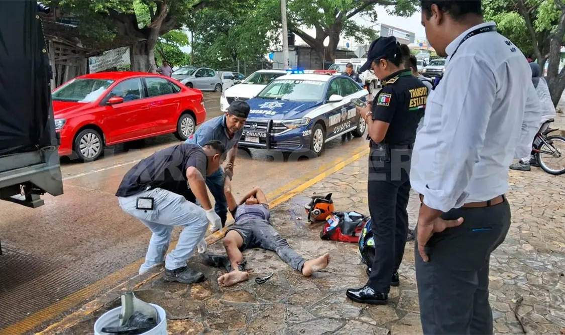 Se estrella motociclista contra camioneta