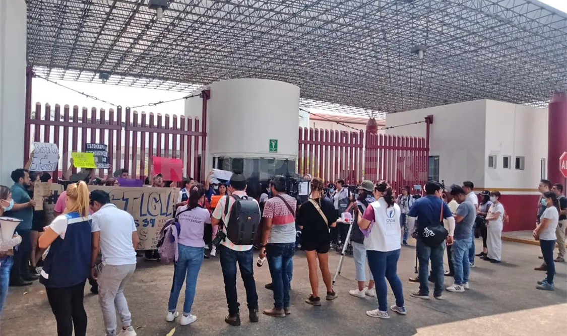Protestan trabajadores de limpieza del INM