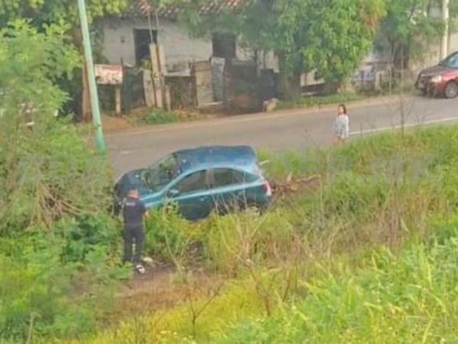 Automóvil sale del camino y acaba entre la maleza Automóvil sale del camino y acaba entre la maleza