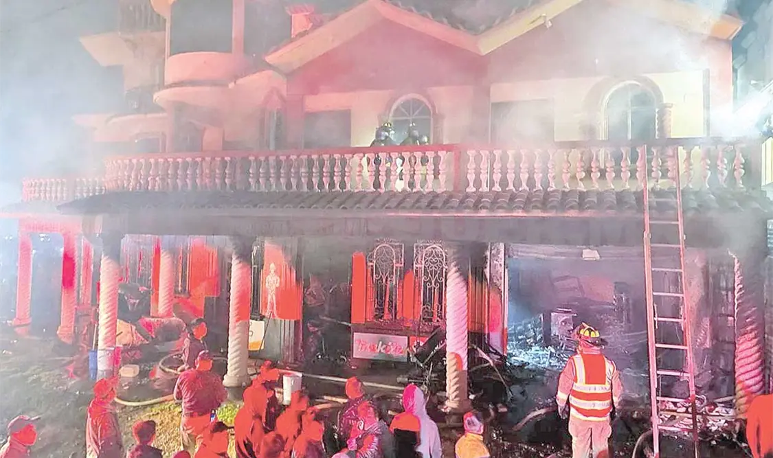 Los lugareños actuaron rápido y se solidarizaron para combatir el fuego hasta la llegada de los bomberos. Cortesía