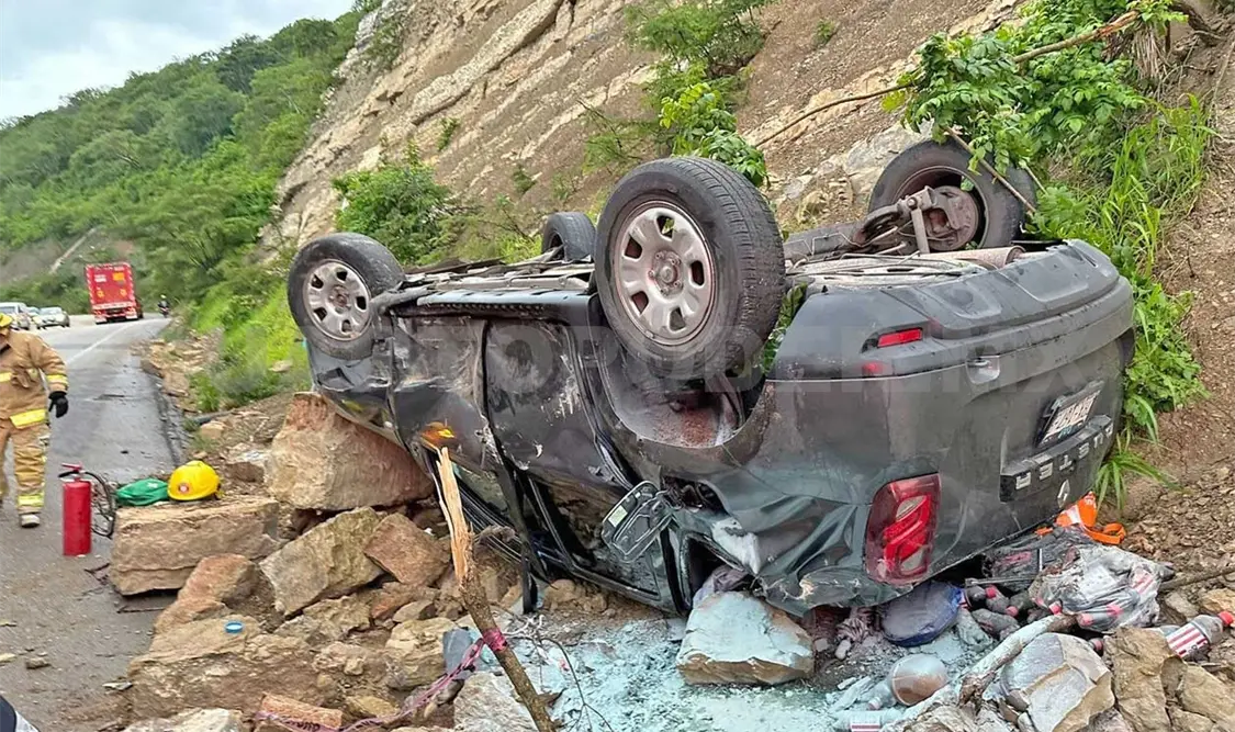 Vuelca SUV en el cerro Meyapac por vía mojada