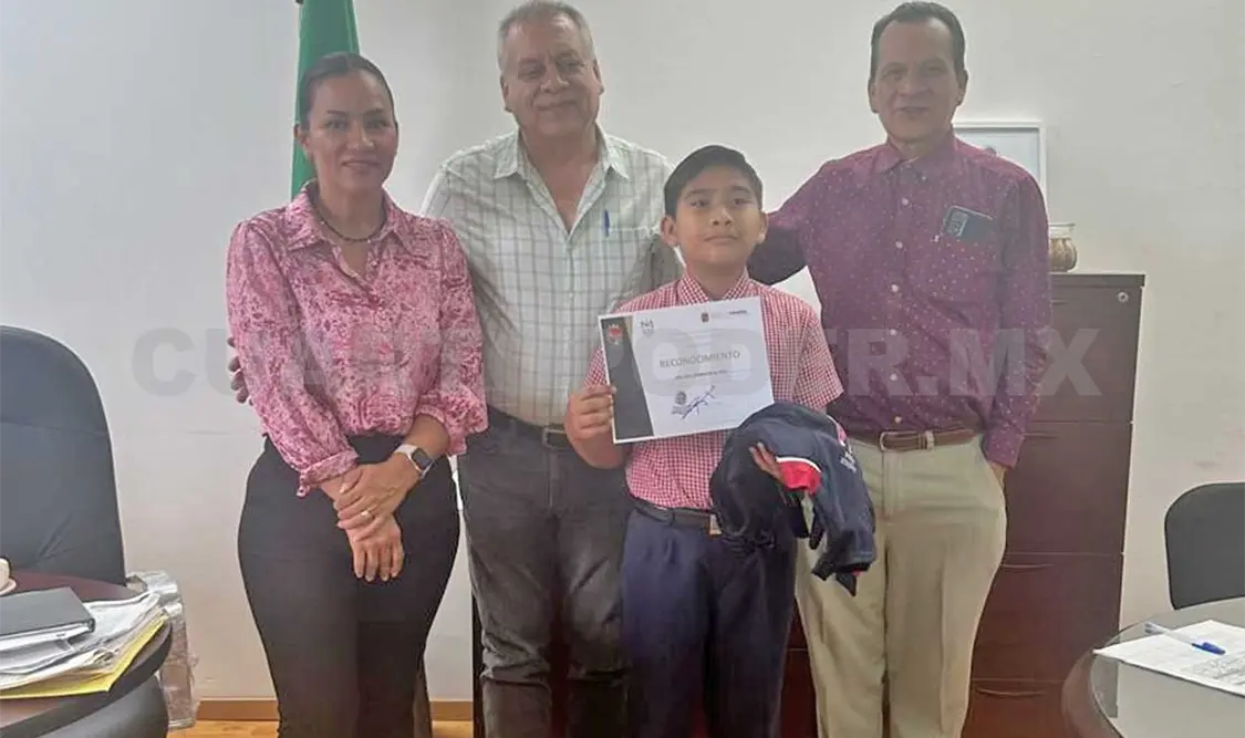 Entregan reconocimiento a alumno destacado