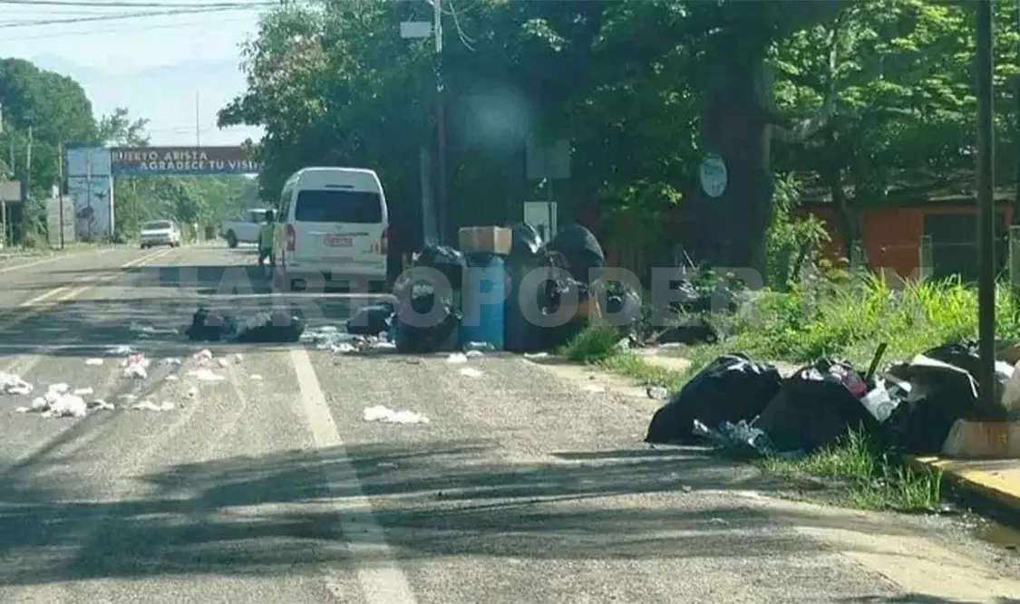 Denuncian montones de basura en vía pública