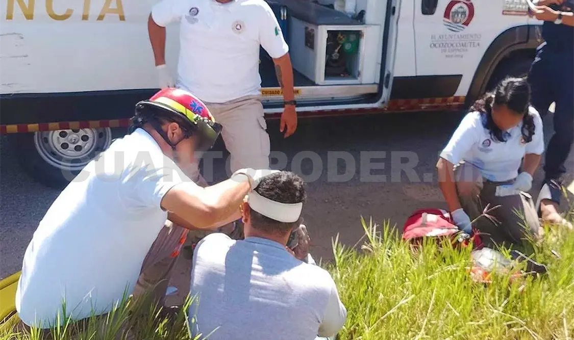 Motociclistas se impactan en mototaxi