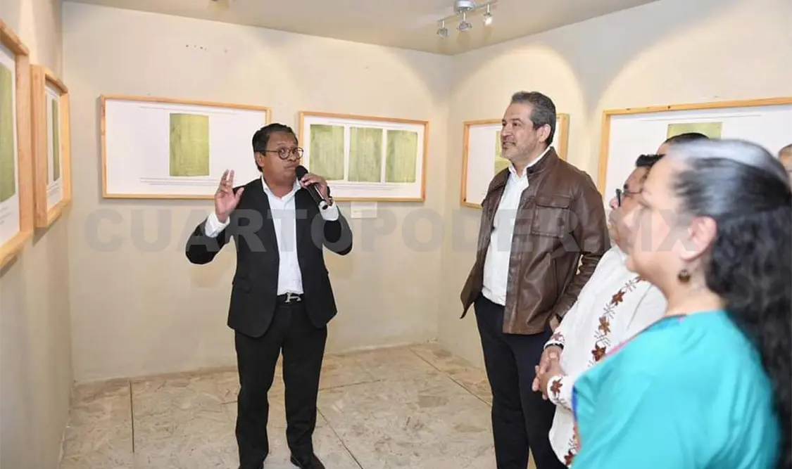 El rector Carlos Faustino Natarén Nandayapa inauguró la exposición documental. CP