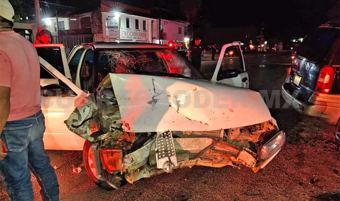 El Tsuru quedó destrozado de la parte frontal. Genaro Sánchez / CP