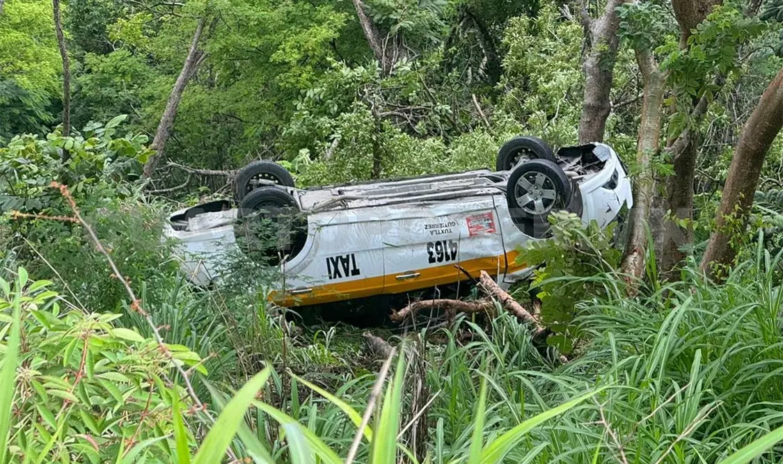 El taxi cayó, junto con dos pasajeros, al fondo del barranco y volcó varias veces hasta chocar contra unos árboles. Ulises Villalobos / CP