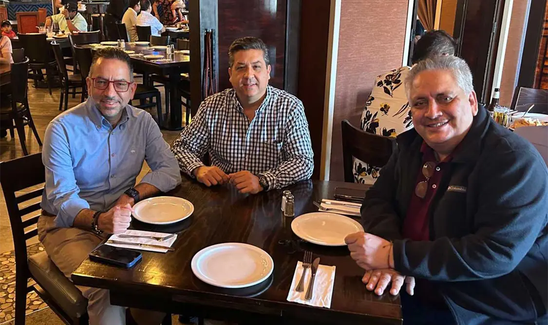 Reaparece Cabeza de Vaca en un restaurante junto a dos grandes amigos. Cortesía