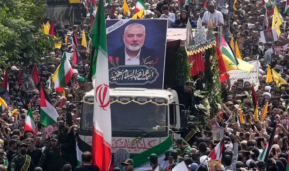 Miembros de Hamas se encuentran junto a un cartel del jefe político de Hamás, Ismail Haniyeh, para condenar su asesinato. Cortesía