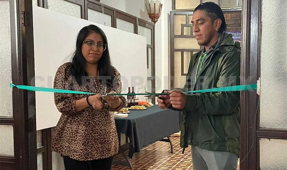 “Retratos cerámicos: 12 miradas, 12 mujeres”, una muestra de retratos sobre placas de cerámica a cargo de Lorena Palomino. Manuel Martínez / CP