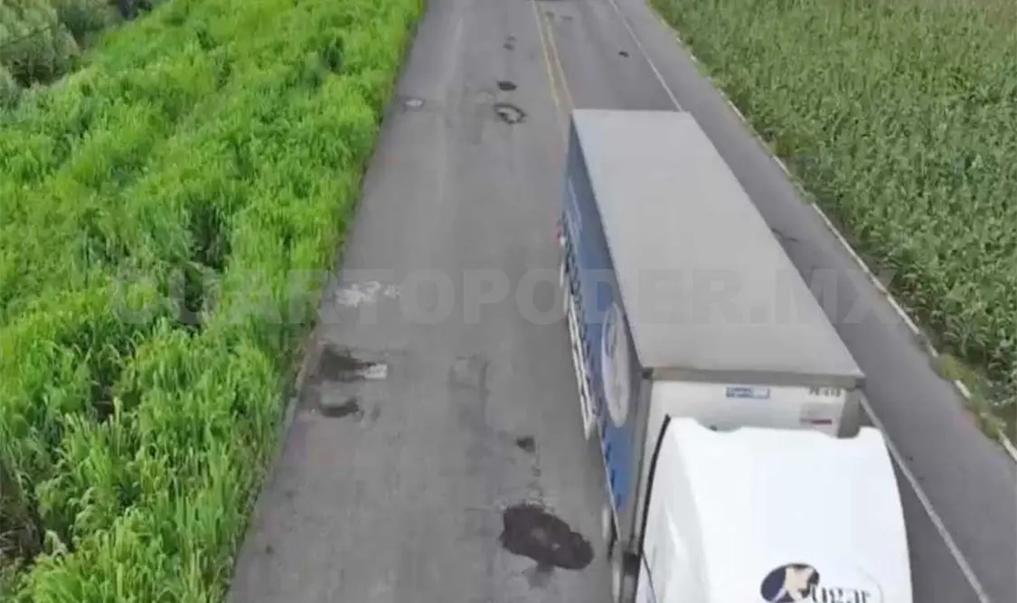 Los enormes baches causan daño en los vehículos. Víctor Sánchez/CP