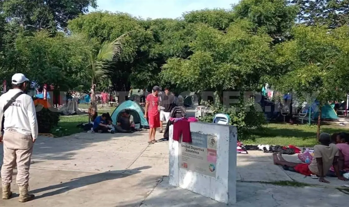 Algunos migrantes traen casas de campaña para pasar la noche. Jesús Cruz/CP