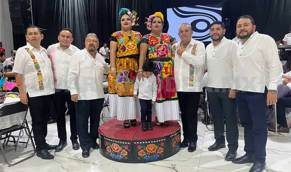En compañía de las mujeres, los hombres también portan atuendos de gala, comúnmente con guayabera blancas y pantalón oscuro.