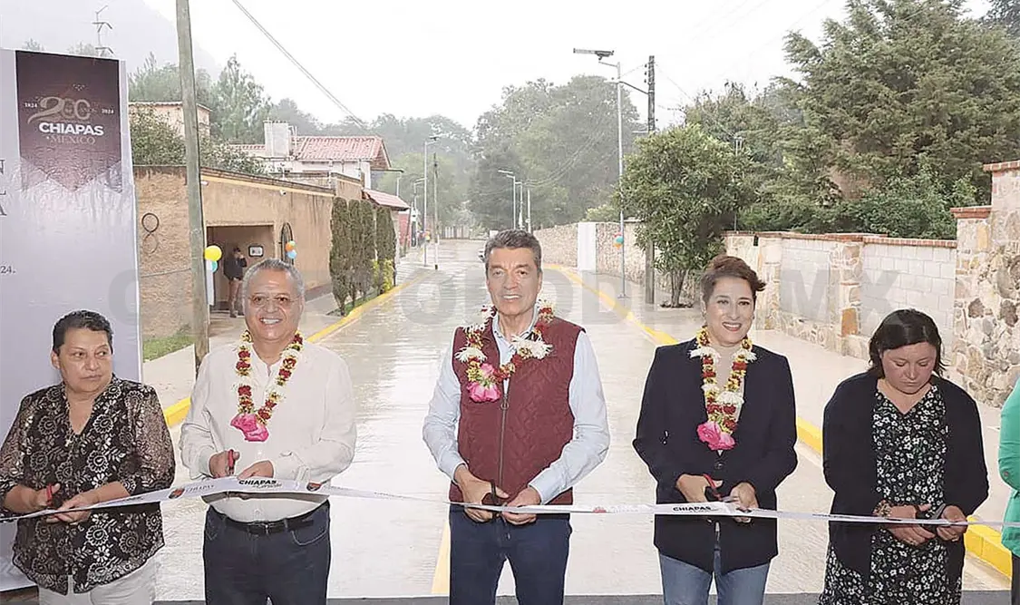 Momento del corte del listón inaugural de los trabajos realizados. Cortesía