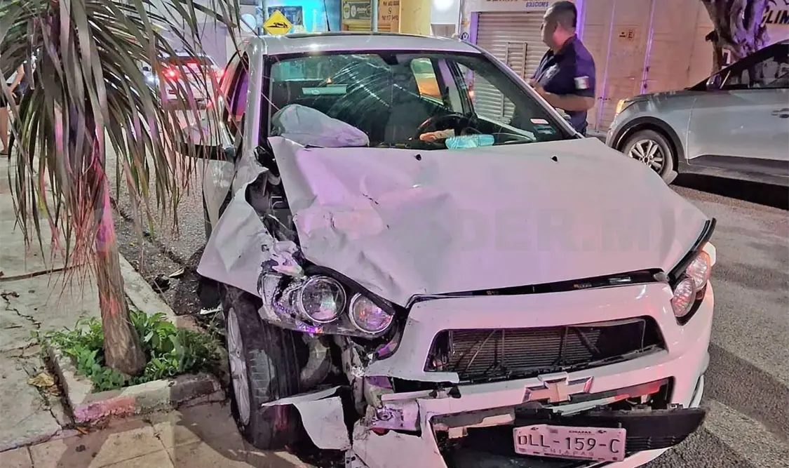 Uno de los automovilistas no respetó la vialidad y provocó el corte de circulación. Ulises Villalobos / CP