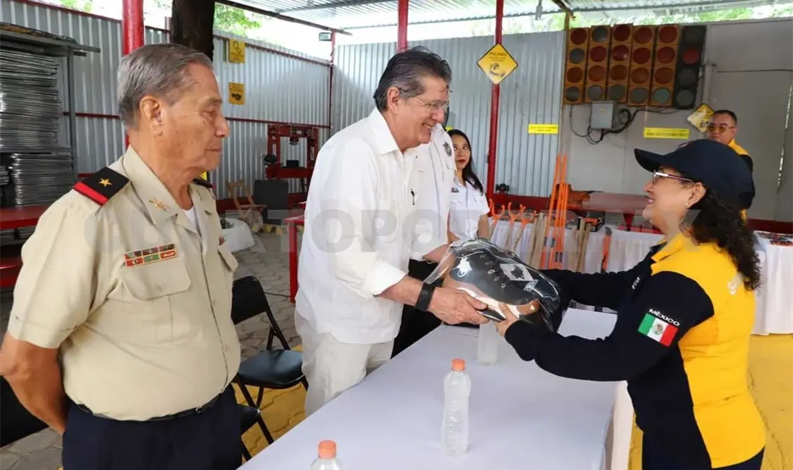 El presidente Carlos Morales realizó la entrega de uniformes, calzado de seguridad, herramientas y equipo especializado. CP