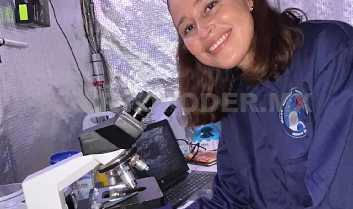 La astronauta investiga la planta de la resurrección. CP