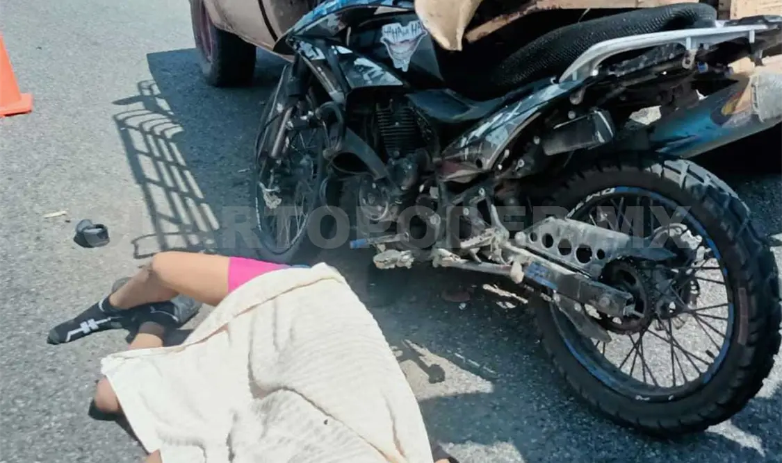 La moto estaba atorada debajo del camión. Víctor Sánchez / CP