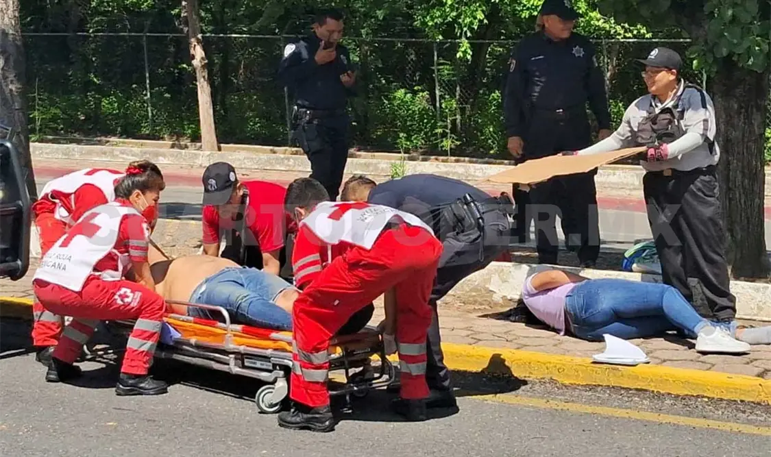 La pareja sufrió diversas fracturas y estaba tendida sobre las jardineras. Ulises Villalobos / CP