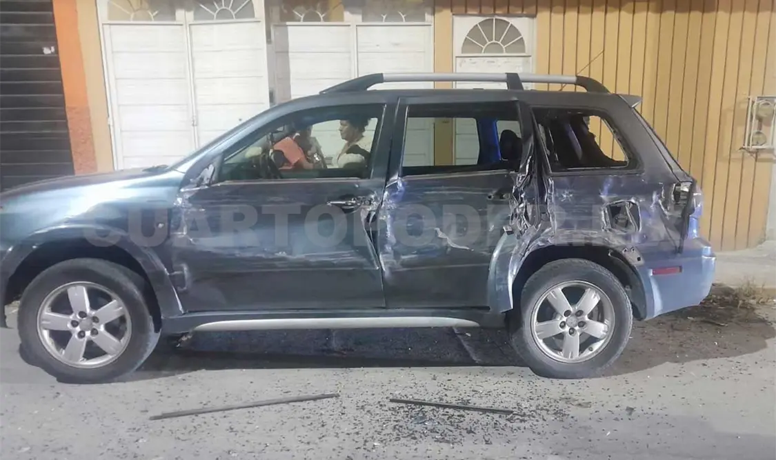 La carambola fue contra dos automóviles y una camioneta que se encontraban aparcadas. Ulises Villalobos / CP