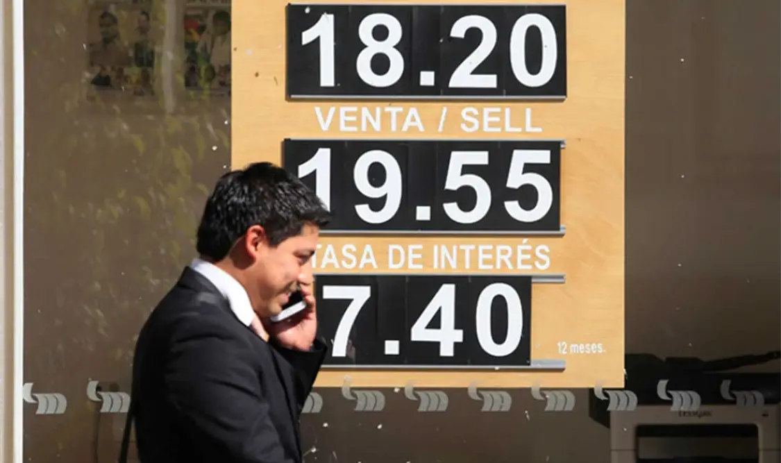 La divisa mexicana cierra en 19.59 pesos por dólar. Cortesía