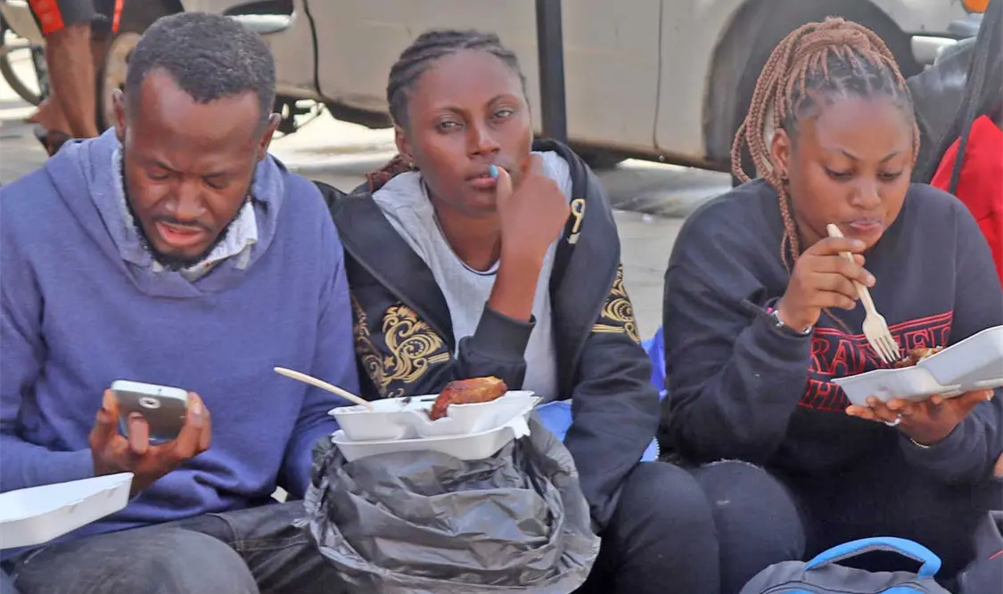 Exhaustos, los migrantes recibieron alimentos. Cortesía