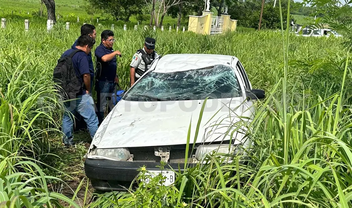 El Tsuru salió de la carretera y acabó entre el chaparral. Osman Toledo / CP
