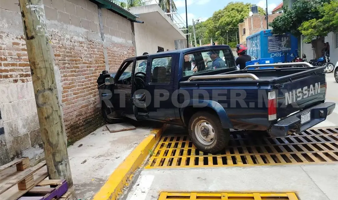 Se le fueron los frenos a una pick up y colisionó contra la fachada de una casa. Ulises Villalobos / CP