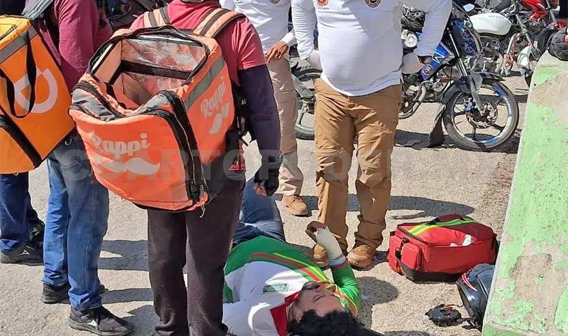 En malas condiciones terminó el viaje del motociclista al estrellarse contra camión. Ulises Villalobos / CP