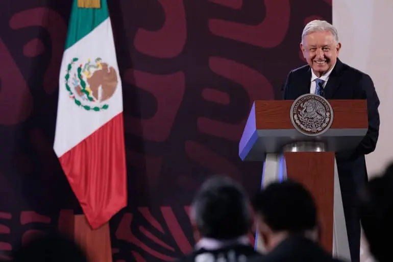 Con un descaro y un cinismo están convocando a una marcha, entonces ya, cuídense, ya no sigan actuando de manera inconsecuente: AMLO. Cortesía