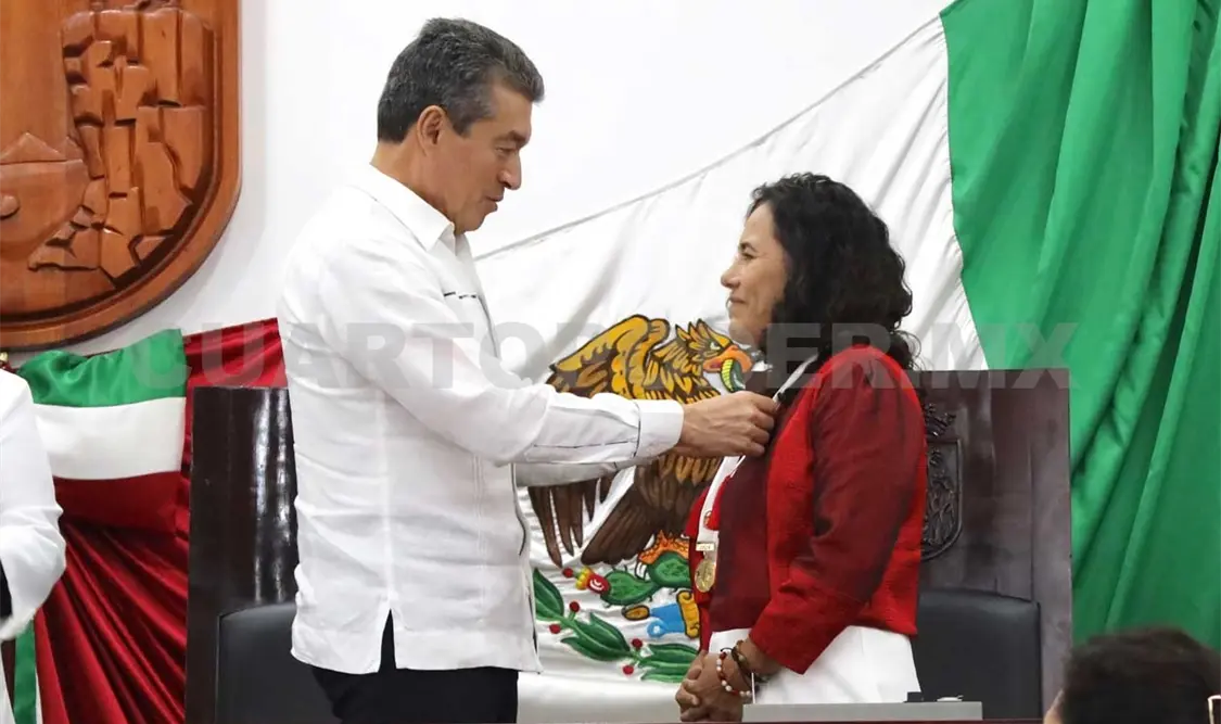 El gobernador Rutilio Escandón Cadenas colocó la medalla Rosario Castellanos a Fanny López Jiménez. Carlos López / CP