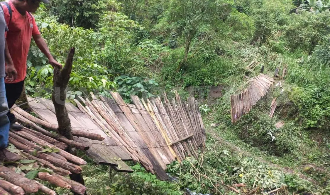 El puente se desplomó justo cuando iban pasando un adulto mayor, un hombre de mediana edad y una mujer. Víctor Sánchez / CP