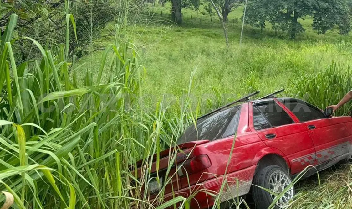 La RAM lo sacó de la carretera y terminó entre la maleza. Genaro Sánchez / CP