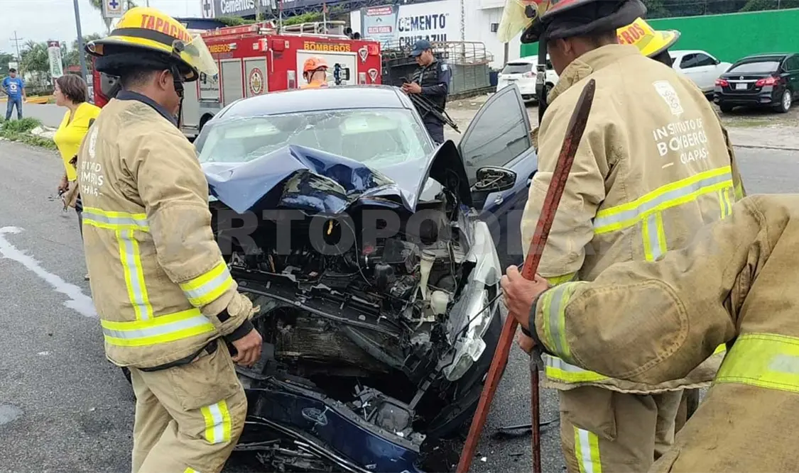 Los bomberos tuvieron que rescatar a la mujer que había quedado atrapada entre los fierros retorcidos de su automóvil. Víctor Sánchez / CP
